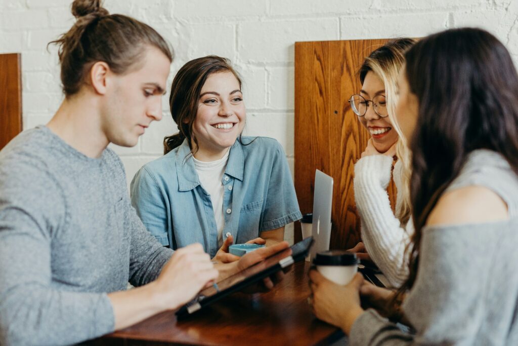Jeune étudiants brainstorming