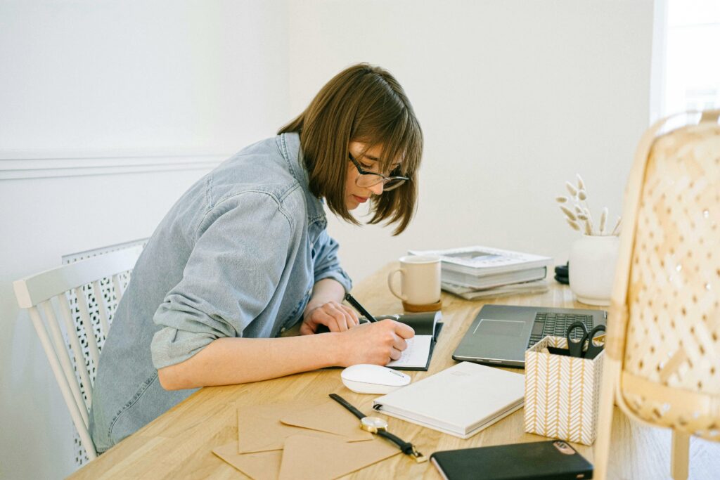 Étudiant travaillant sur un bureau